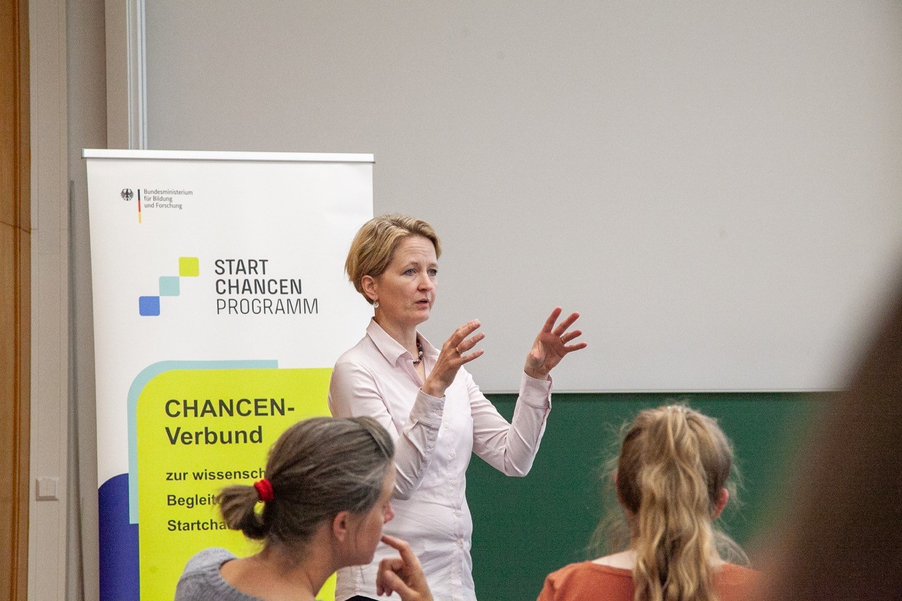 Daniela Götze (TU Dortmund) im Plenum »Fachbezogene Kooperation anregen «