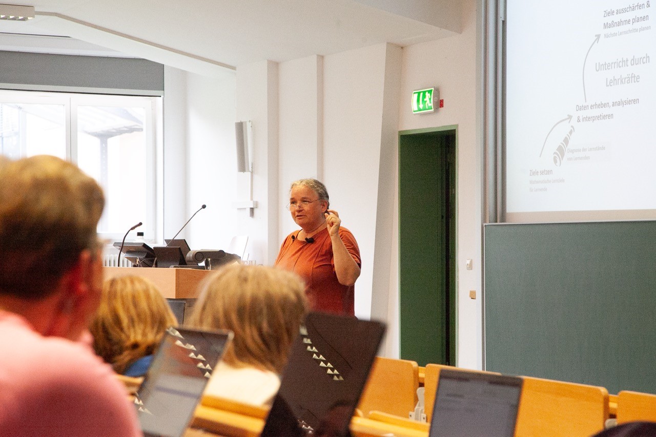 Susanne Prediger bei der Eröffnung Impulse zur Sicherung mathematischer Basis- und Kernkompetenzen