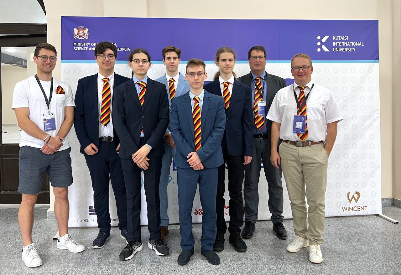 Die deutsche Delegation bei der EuPhO 2024 in Kutaissi. V.l.n.r.: Pascal Reeck (Betreuer), Jannik Weber (Silber), Armas Scharpegge (Silber), Johannes Kröcher (Silber), Oleksandr Prasolov (Silber), August Rehdorf (Gold), Gunnar Friege (Betreuer) und Stefan Petersen (Mitglied des akademischen Komitees).