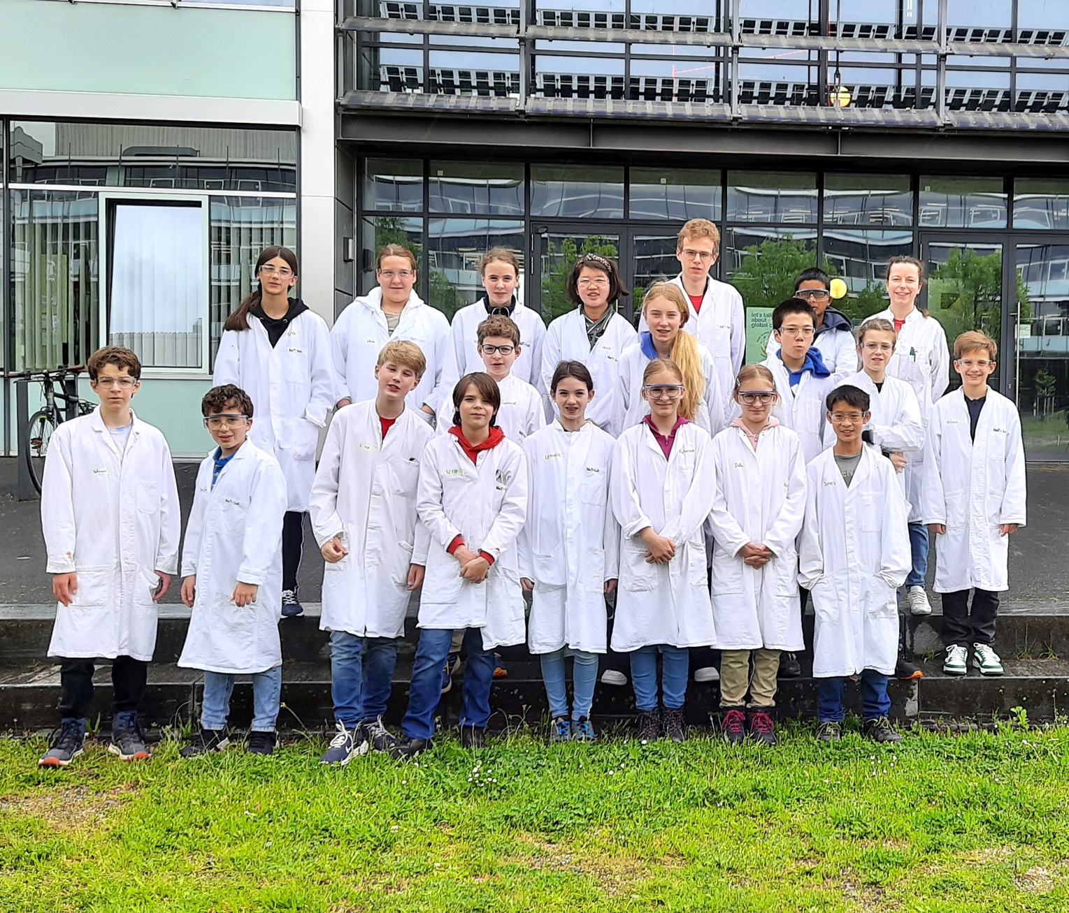  18 Schülerinnen und Schüler bei den JuniorForscherTagen 2024 der Internationalen JuniorScienceOlympiade (IJSO) im NaT-Lab auf dem Gutenberg-Campus / Copyright: Melanie Hänel