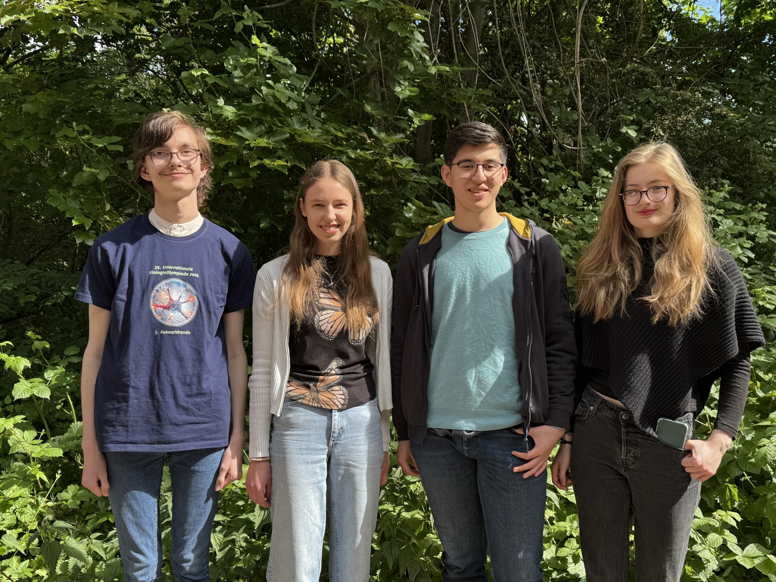 Gruppenfoto der im Text erwähnten Schüler*inne, die Teil des Nationalteams geworden sind.