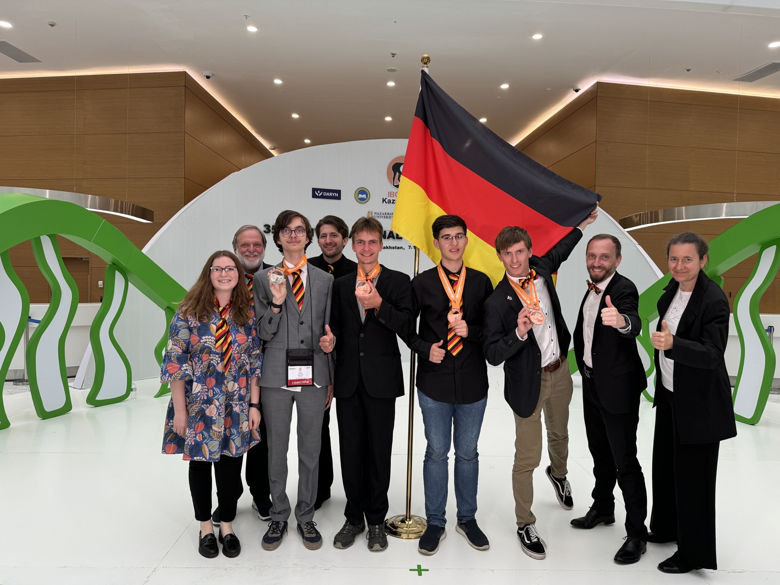 Das deutsche Nationalteam IBO 2024 (v.l.n.r.): Annabel Maisl, Burkhard Schroeter, Elias Fischer (Silber), Cedric Cappel, Leon Hübner (Bronze), Leon Chen (Bronze), Alexander Becker (Bronze), Dennis Kappei und Christiane Mühle.