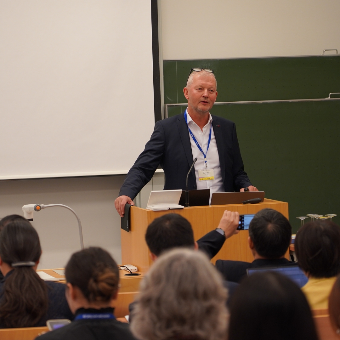 Prof. Dr. Olaf Köller begrüßt zum offizielen Start der Konferenz.