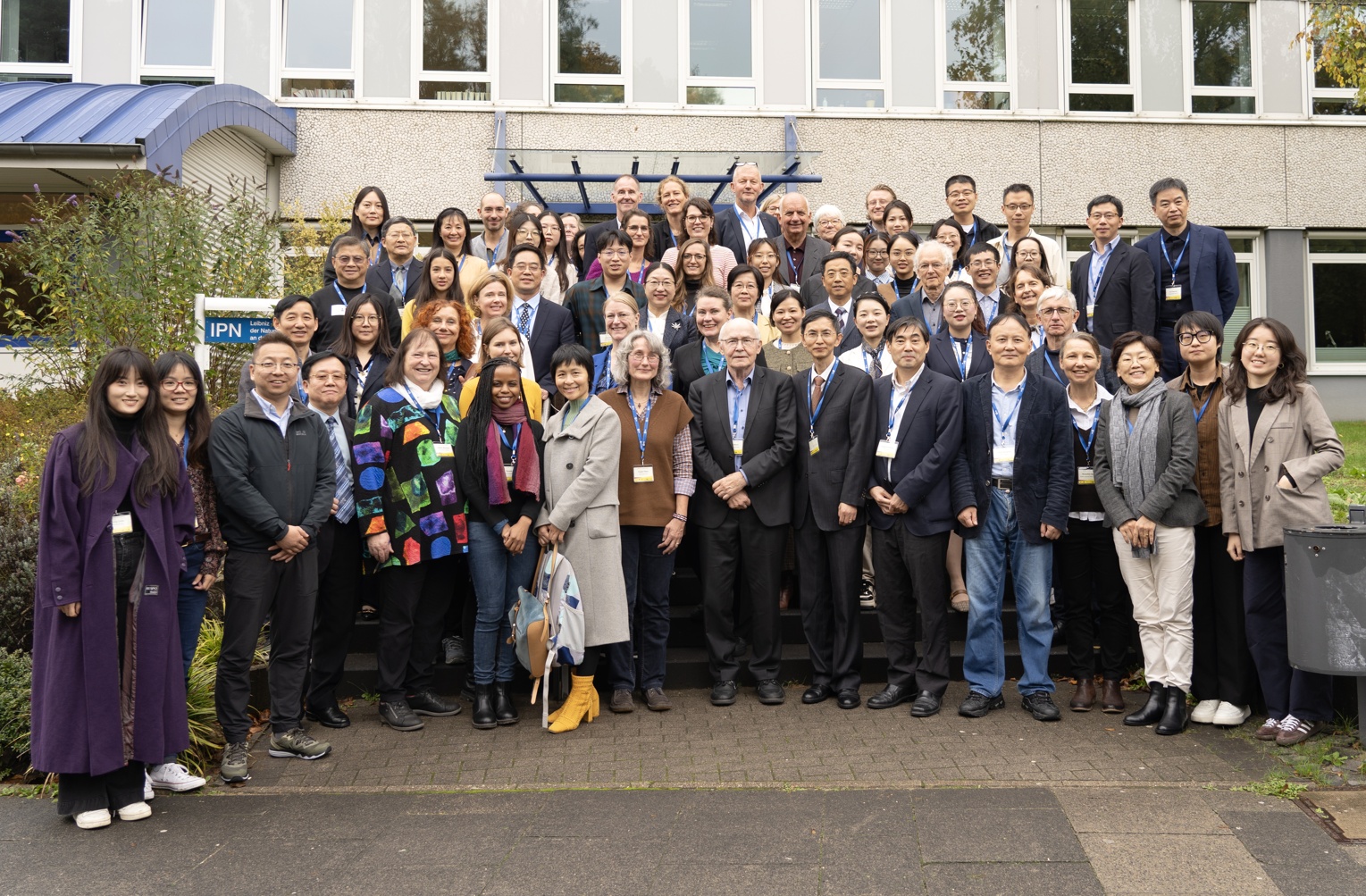 Gruppenfoto der Teilnehmerinnen und Teilnehmer am ersten Konferenztag.