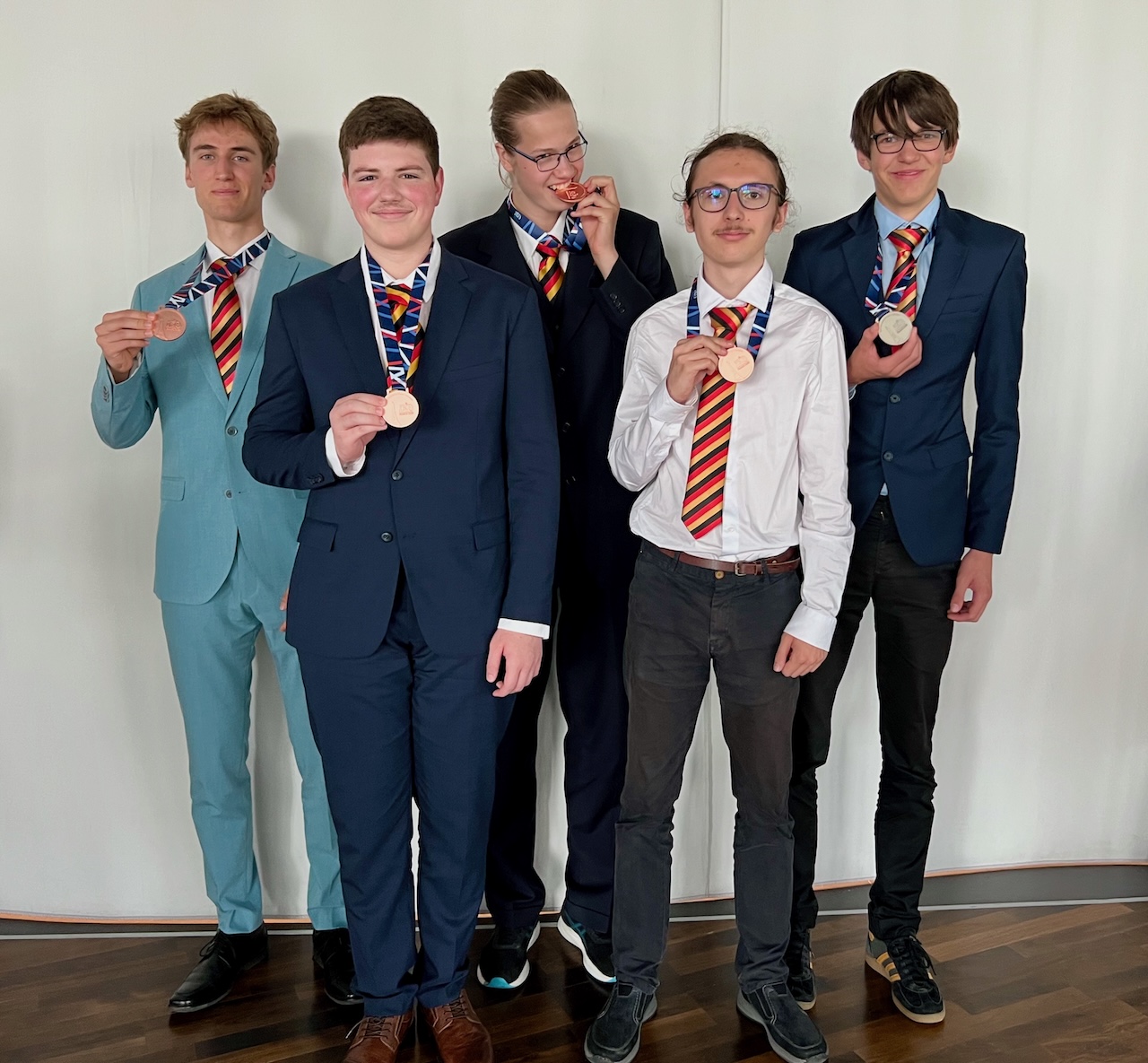 Physik in Galaxien, Sandkratern und Champagner - Deutsches Team gewinnt fünf Medaillen bei Internationaler PhysikOlympiade in Paris