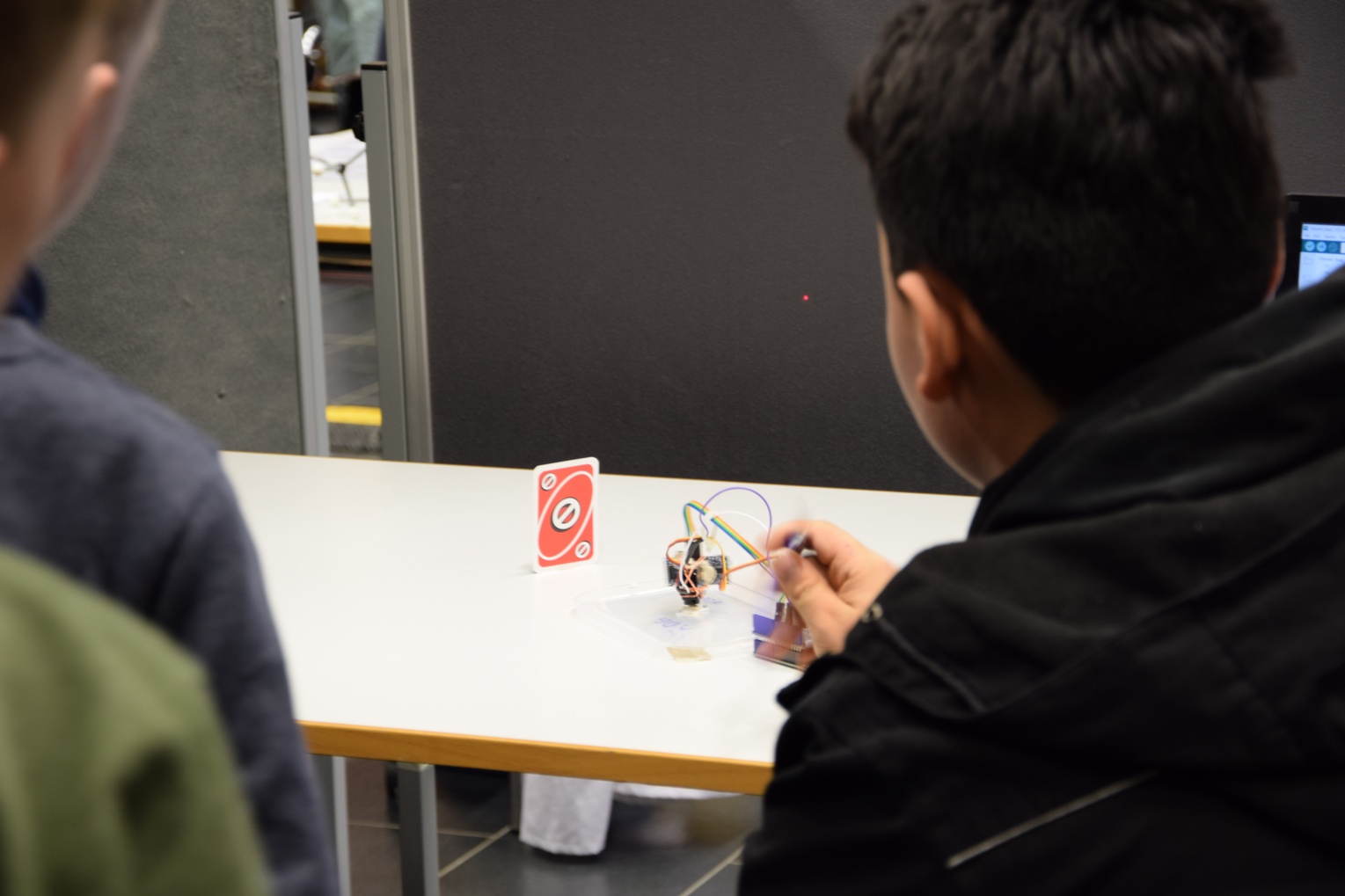 Zwei Schüler beim Experimentieren.