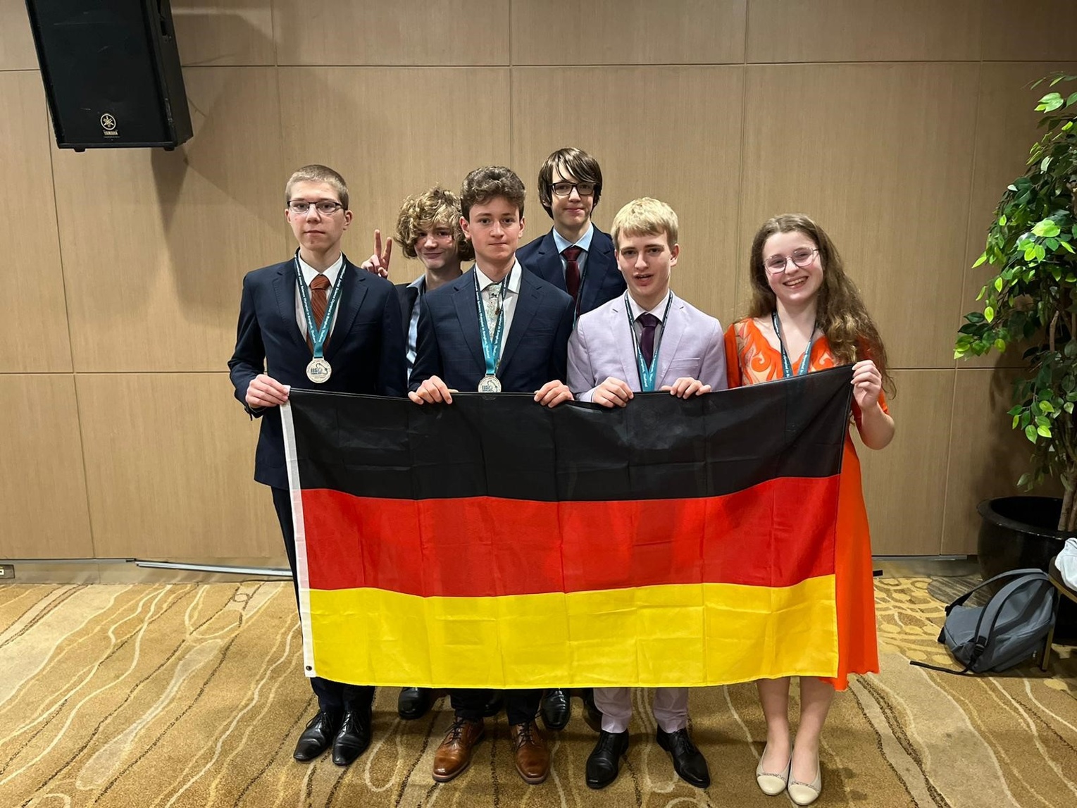 Das Schülerteam, das bei der Internationalen Junior Science Olympiad in Bangkok 6 Medaillen gewann.