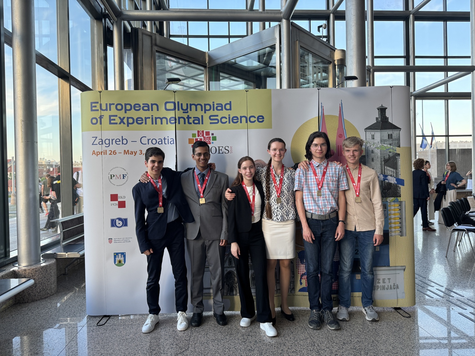 V.l.n.r.: Daris Mohammadzadeh (Team A), Pranav Arun (Team B), Lilia Theresa Dieterlen (Team A), Marie Lautenschlager (Team B), Linus Cebulla (Team A), Niklas Volodin (Team B)