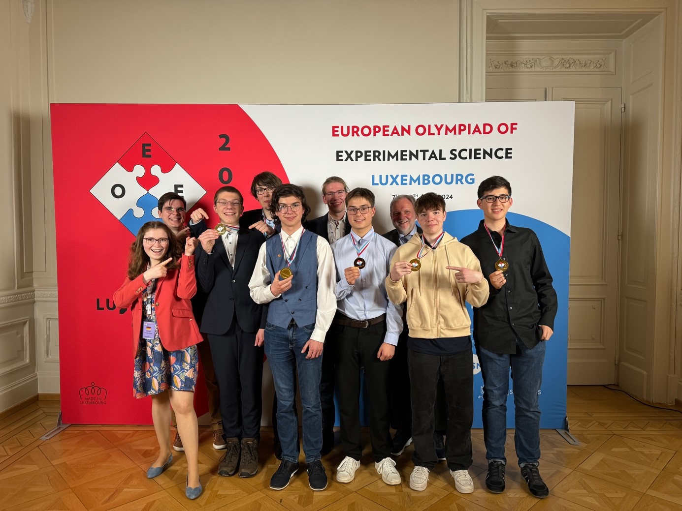 Gruppenfoto der beiden deutschen Teams und deren begleitenden Mentoren