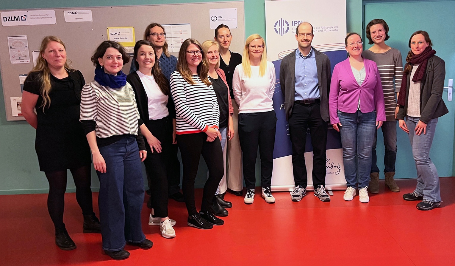 Das SUBSES-Team in den Räumen des DZLM Berlin. Personen von links nach rechts: Christin Laschke, Melanie Olczyk, Katharina Wehking, Georg Lorenz, Justine Stang-Rabrig, Meike Bonefeld, Laura Froehlich, Hannah Kleen, Lars Leszczensky, Marion Fischer-Neumann, Helene Zeeb, Anita Tobisch.